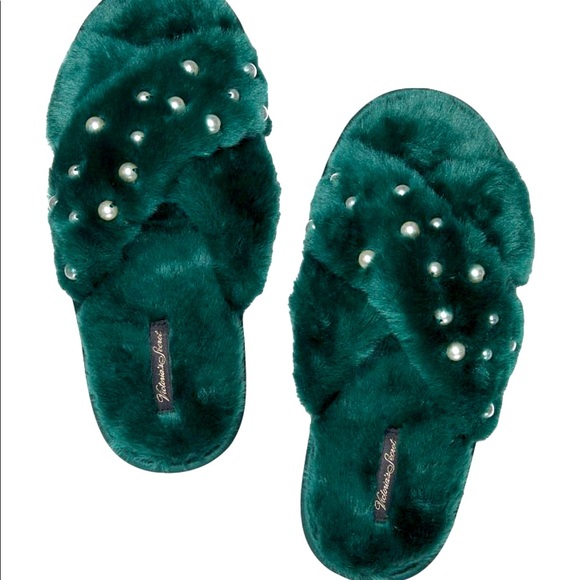Victoria's Secret Shoes - COPY - VICTORIA'S SECRET
Criss Cross Faux Fur Slides